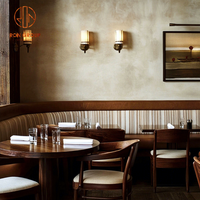 Meubles de restaurant de café classique, table ronde brune, chaises à assise pâle et ensemble de canapé en tissu incurvé pour la salle à manger