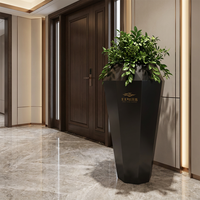 Décor nordique moderne de luxe, pots dorés, plantes de jardin d'extérieur, vases de rue pour fleurs