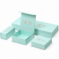 Boîte cadeau de parfum et bijoux de style minimaliste haut de gamme, inspirée des influenceurs, avec estampage doré et fermeture magnétique, format livre