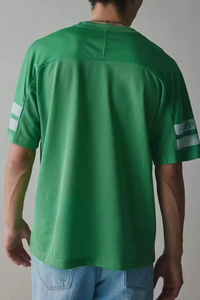 เสื้อฟุตบอลอเมริกันแบบสั่งทำทรงบ็อกซี่ ผ้าตาข่ายระบายอากาศ ป้องกันแบคทีเรีย แห้งเร็ว แขนสั้น ไซส์พลัส - Product Image 4