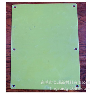Feuille d'isolation en mica 600V pour applications haute tension, couleur verte avec trous - Product Image 3