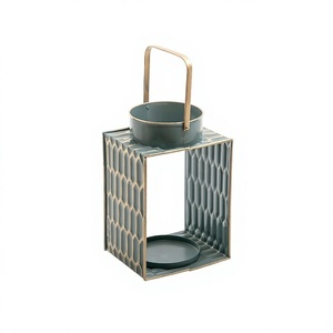 Portavelas de metal de diseño antiguo con asa, portavelas de la mejor calidad, tamaño y forma personalizados. - Product Image 1