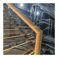 Escalier droit moderne à double poutre en U avec rampe en verre et marches en bois pour une utilisation en appartement