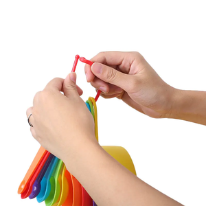 Juego colorido <span class=keywords><strong>de</strong></span> cucharas <span class=keywords><strong>medidoras</strong></span> <span class=keywords><strong>y</strong></span> <span class=keywords><strong>tazas</strong></span> <span class=keywords><strong>de</strong></span> plástico PP <span class=keywords><strong>de</strong></span> 12 piezas con escalas para hornear líquidos <span class=keywords><strong>y</strong></span> sólidos en la cocina - Product Image 2