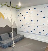 Salle de jeux pour enfants de couleur blanche personnalisée pour salle de sport bloc de mousse fosse à balles barre d'argent corde mur d'escalade intérieur mur d'escalade pour enfant rock