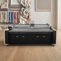 Machine de découpe automatique à grande table avec couteau oscillant pour tissus en rouleau entier et matériaux vestimentaires, pour la découpe par lots