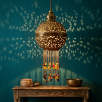 Lampe suspendue artisanale Zahereen BR348, boule perlée ronde, en laiton gravé, finition jaune patiné, fonction lumière, plafonnier