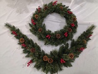 Set Karangan Bunga dan Hiasan Natal Artifisial Grosir, PVC Hijau dengan Buah Pinus dan Buah Merah untuk Dekorasi Liburan