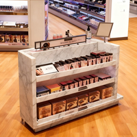 Kiosque de présentation de cosmétiques de luxe, panneau graphique rétroéclairé LED rouge cerise brillant, vitrine encastrée à niveaux, boutique duty-free