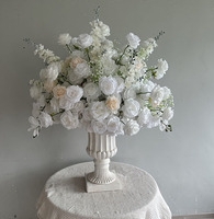 Boules de fleurs artisanales blanches de roses, lys calla, hortensias et verdure, centre de table romantique pour décoration de mariage