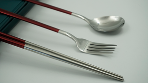 طقم أدوات مائدة محمولة من الفولاذ المقاوم للصدأ ، طقم أدوات مائدة ، شوكة وعصي طعام مع صندوق للتخييم وحفلات الزفاف - Product Image 5