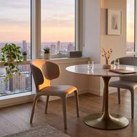 Chaise de salle à manger moderne en microfibre et cuir PU gris mat avec pieds en métal, chaises rembourrées et capitonnées