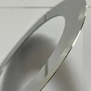 Machine de refendage de rouleau de tissu anti-poussière automatique contrôlée lame ronde