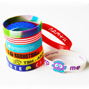 Impresión de logotipos deportivos personalizados y pulseras de silicona con relieve. - Product Image 3