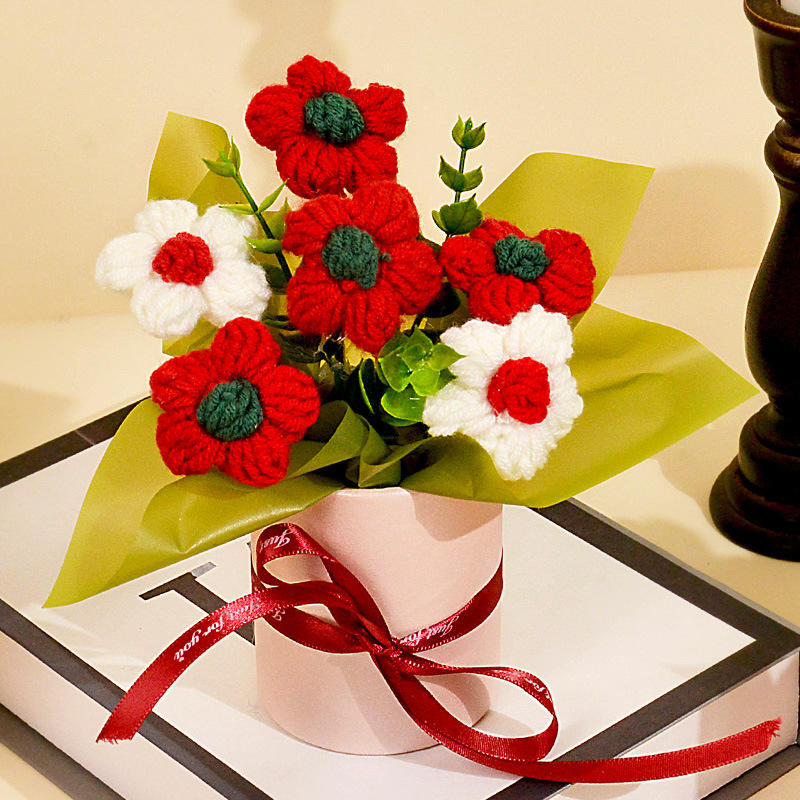 ดอกไม้สีแดง 6 ดอกในถังขนาดเล็ก