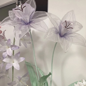 Grandes fleurs décoratives H-701 pour événements de mariage, grandes fleurs en organza violettes sur pied pour présentation en vitrine de fête - Product Image 4