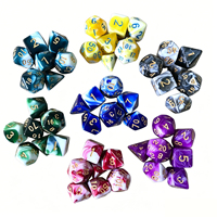 Lot de 7 dés polyédriques en acrylique bleu et blanc à motif tourbillonnant avec chiffres dorés pour jeux de table DND RPG - Vente en gros usine