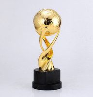 Fabrique la meilleure vente à la mode drôle pas cher personnalisé Sport Football trophée métal prix mondial trophée métal artisanat en Chine