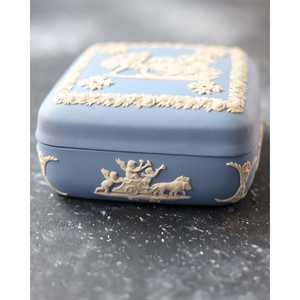 Caja Rectangular Moderna de Wedgwood Jasperware, Azul Clásico, Escena Neoclásica, Joyería Inglesa Hecha a Mano, Almacenamiento para Bodas, Modelo Inglés - Product Image 1
