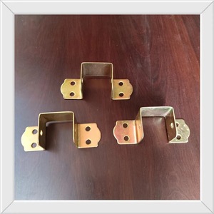 Équerre d'angle en U 30x28mm en acier laminé à froid, accessoire de quincaillerie pour cadre de lit, pièce estampée - Product Image 1