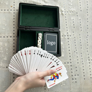 Ensemble <span class=keywords><strong>de</strong></span> <span class=keywords><strong>jeu</strong></span> <span class=keywords><strong>de</strong></span> cartes premium 2-en-1, 2 jeux <span class=keywords><strong>de</strong></span> cartes et 5 dés dans un élégant coffret cadeau en bois personnalisable - Product Image 5
