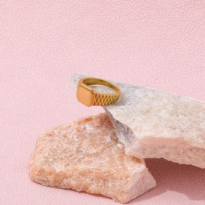 Bague de fiançailles carrée en acier inoxydable plaqué or 18 carats pour femme, gravée sur mesure, modèle <span class=keywords><strong>Atila</strong></span>, bijoux tendance en gros - Product Image 5