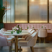 Meubles de restaurant élégants, chaises de salle à manger en cuir rose et banquettes avec tables rondes modernes pour café, salon de thé