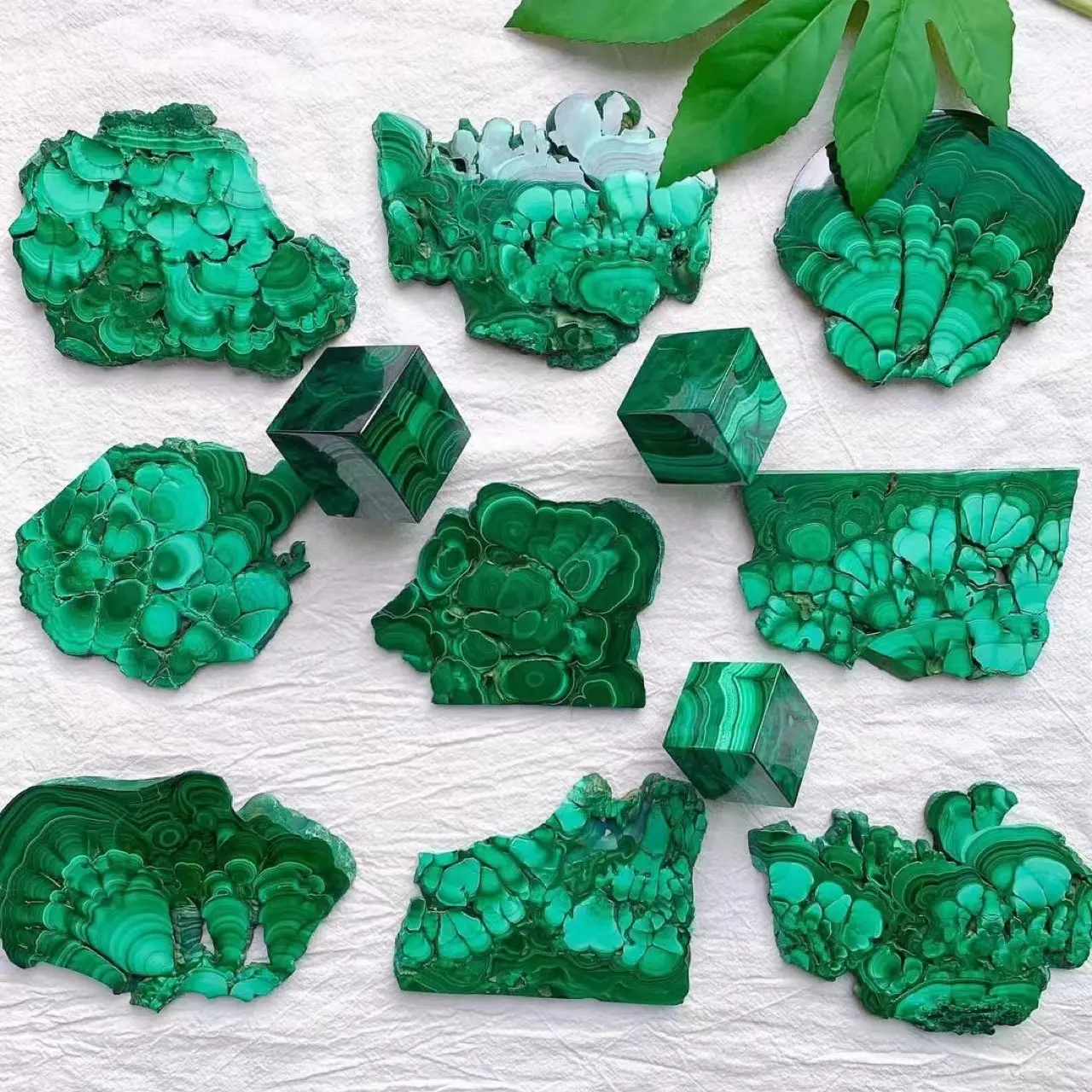 Vendita all'ingrosso pietra di malachite naturale levigata pietra gemma curativa malachite cristallo verde fetta di pietra lastre regalo per fengshui