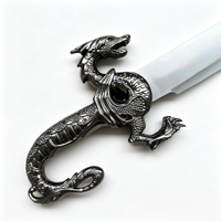 Dards décoratifs populaires de 45 cm et 1,0 kg, ornés de dragons orientaux, disponibles en rouge et bleu pour collection de cosplay