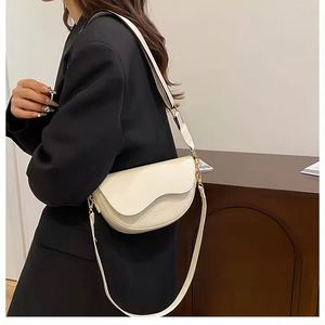 Bolso de mano moderno de PU impermeable con costuras texturizadas y estampado estilo bandolera para mujer - Product Image 5