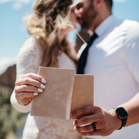 Ensemble de carnets de vœux de mariage en daim nude pour lui et elle, avec calligraphie cursive dorée, livrets de vœux minimalistes neutres, invitations de mariage