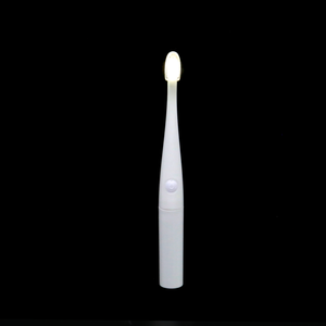 Brosse à dents lumineuse pour enfants avec minuterie, certifiée CE, à poils souples en PBT et chargement USB-C, pour la détection précoce de la plaque dentaire - Product Image 4