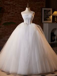 Vestidos de Novia de Tul sin Tirantes de Inspiración Vintage con Corsé de Cuentas y Cola Catedral - Product Image 2