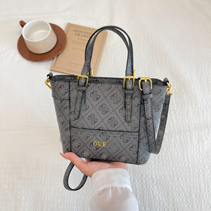 <span class=keywords><strong>Sac</strong></span> bandoulière classique minimaliste avec monogramme, <span class=keywords><strong>sac</strong></span> fourre-tout pour femme avec imprimé lettres Guesses - Product Image 5