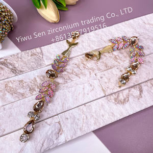 Модные шлепанцы с металлическими булавками - Product Image 2