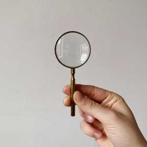 Loupe en métal artisanale mettant en valeur la maîtrise artisanale, finition haut de gamme et design fonctionnel décoratif - Product Image 1