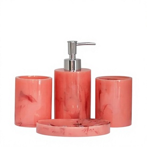 Ensemble de salle de bain en résine époxy de style européen, 4 pièces, rose corail avec détails dorés, distributeur de savon rond, porte-brosse à dents, plateau - Product Image 1