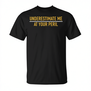 Camiseta negra para hombre con cuello redondo y manga corta, corte premium, con la frase 'Underestimate Me At Your Peril', que transmite confianza. - Product Image 2