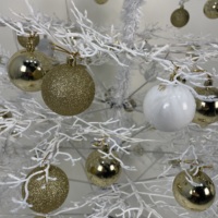 Fabrik-Großhandel: Weißer, vorbeleuchteter Weihnachtsbaum mit abgeknickten Ästen und Kugel-Set, LED-Beleuchtung, Kunststoffmaterial, Netzstecker-Betrieb