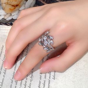 Anello con Design a Foglia e Vite, Anello Creativo Ispirato alla Natura per Donne - Product Image 3