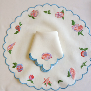 Napperon et serviette en coton rond blanc avec bordure brodée-Napperon en coton brodé décor <span class=keywords><strong>de</strong></span> table élégant | Couleurs personnalisées - Product Image 1