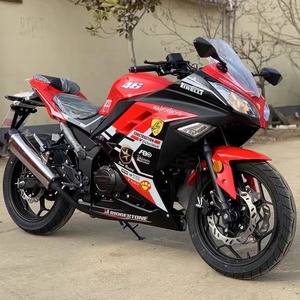 Moto d'occasion avec moteur de 400 cm³, dynamique et puissante. - Product Image 1
