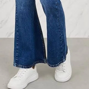 Jean en denim pour femme, confortable, écologique, coupe bootcut, délavé au sable, teint en pièce, respirant, lavable, couleur unie, taille mi-haute, collection automne - Product Image 1