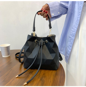 กระเป๋าแมสเซ็นเจอร์สะพายไหล่ของผู้หญิงแบบจีบดีไซน์ใหม่กระเป๋าสะพายข้างกระเป๋าถือลำลองขายดีและทันสมัย - Product Image 4