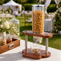 Distributeur commercial de granola et de noix FLEY avec trémie transparente, support en bois, poignée rotative manuelle et plateau de réception pour restaurant