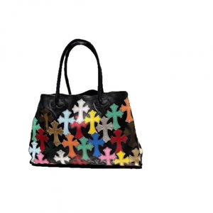 Sac à bandoulière unique de grande capacité en cuir chromé avec un motif de croix chrétienne, sac à main en cuir à bandoulière, sac fourre-tout de grande capacité de luxe - Product Image 4