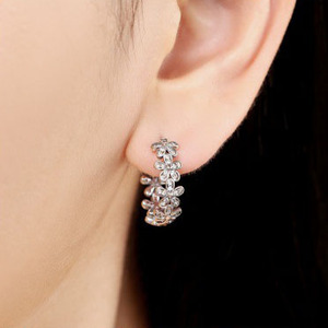 Pendientes de aro con flor de margarita en latón y cobre blanco de inspiración natural, un regalo para ella. - Product Image 6
