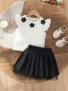 Set Estivo per Ragazze: Top Floreale con Collo all'Americana e Gonna Plissettata, Comodo e alla Moda - Product Image 6