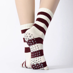 Chaussettes de Pilates antidérapantes pour femme, haute qualité, avec nœud côtelé, en Spandex et coton, pour jeunes, thèmes personnalisés vin et cerises, logo sous le pied - Product Image 4
