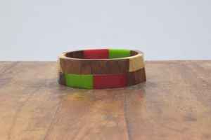 Bracelets en résine et en bois faits à la main, bijoux en bois naturel et en résine avec un design élégant pour les femmes, à porter au quotidien et pour les occasions festives - Product Image 2